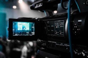 Nahaufnahme einer Videokamera mit offenem Display